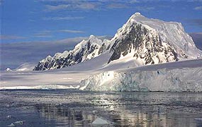 Crucero de 7 días por la Antártida con avión para visitar icebergs, fauna antártica y espectaculares paisajes polars