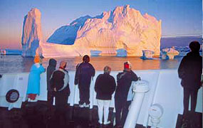 Viajes polares en barco desde Barcelona a Groenlandia para explorar valles y fiordos